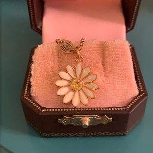 Juicy couture daisy pendant necklace